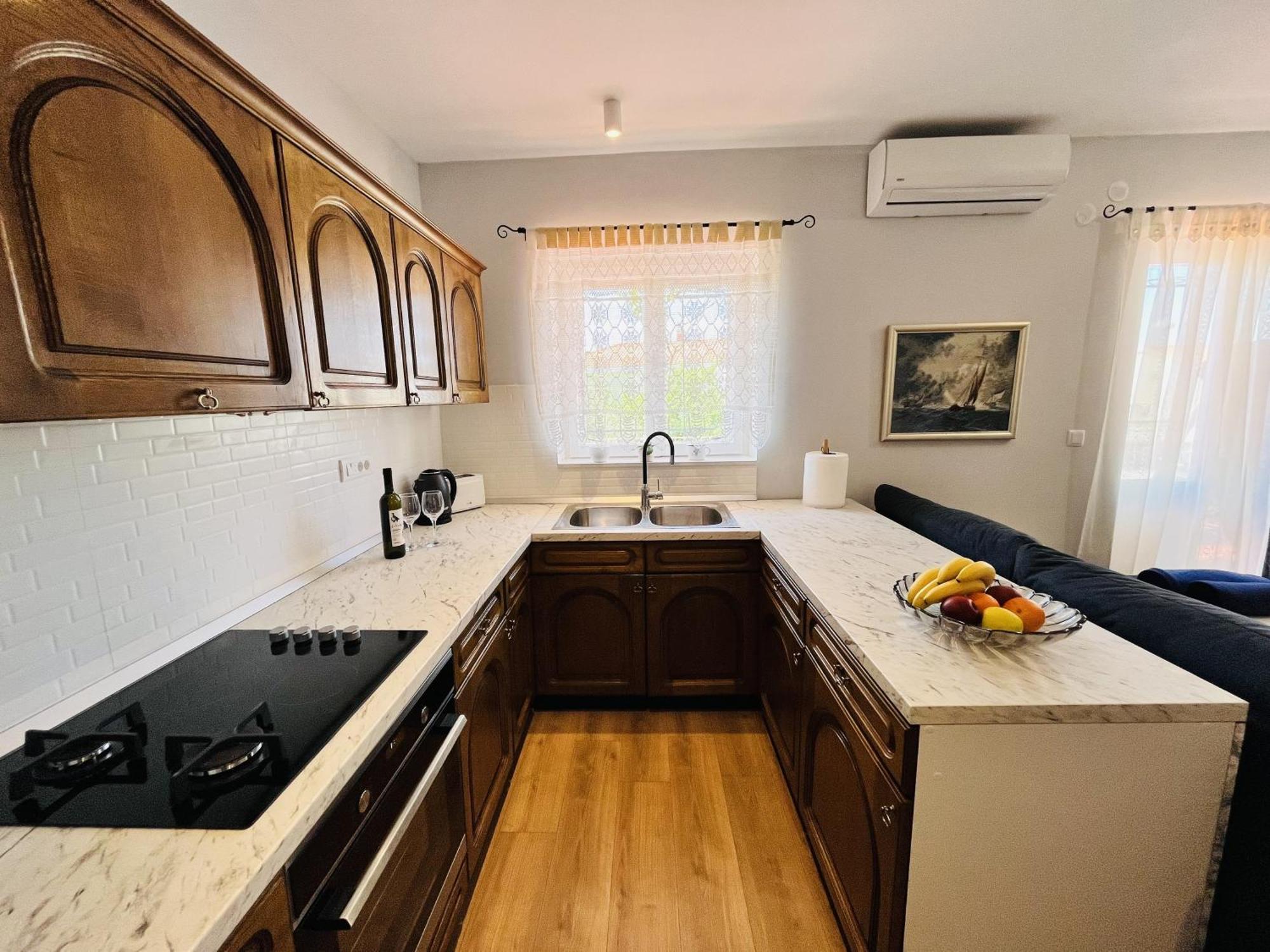Apartments And Rooms With Parking Space Makarska - 18028 Rom bilde